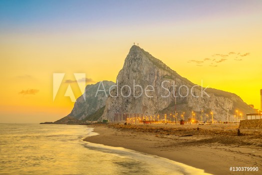 Bild på View on Gibraltar rock at sunset from beach in La Linea de la Concepcion Andalusia Spain